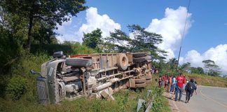 Foto: Camión cargado con sacos de broza se vuelca en carretera Bilwi – Tasba Pri/TN8