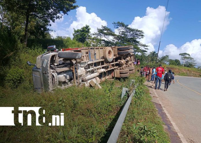 Foto: Camión cargado con sacos de broza se vuelca en carretera Bilwi – Tasba Pri/TN8