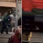 Joven rusa salva a una anciana de ser arrollada por un tren en Moscú Foto: Impactante rescate en Moscú /cortesía