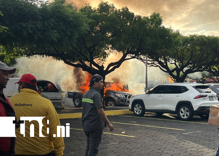 Foto: ¡Alerta en Plaza España! Camioneta se consume en llamas/TN8