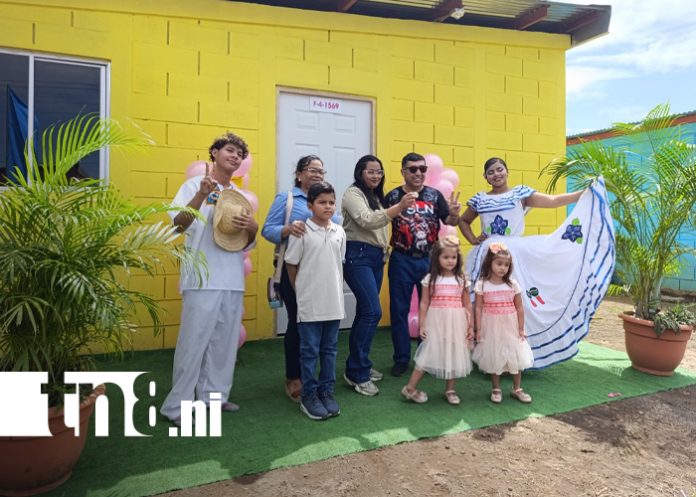 Foto: Familias de Managua estrenan casa /TN8