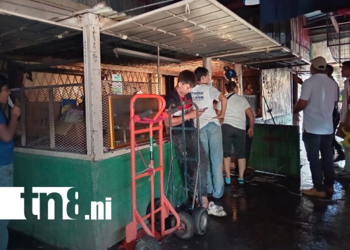 Foto: Fuego consume negocios en Ciudad Sandino / TN8