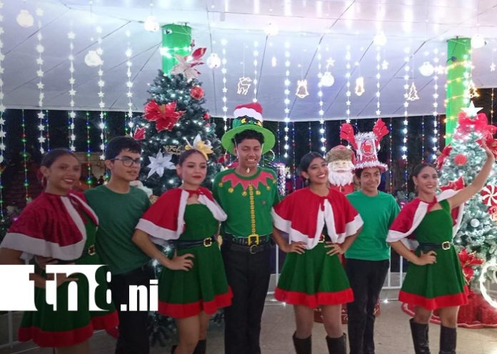 Foto: Encendido de luces navideñas llena de color parques de Carazo / TN8