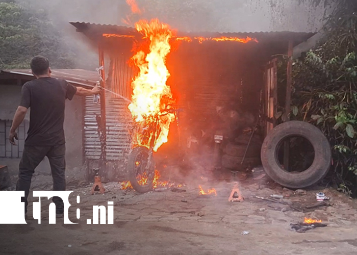 Foto: Moto queda reducida a cenizas en un taller de mecánica en San Ramón, Matagalpa/TN8