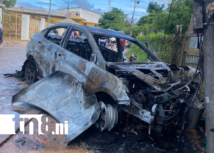 Foto: Taxi en llamas moviliza a bomberos en Bilwi /TN8