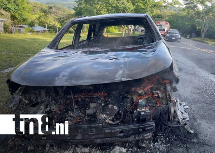 Foto: Familia hondureña salva su vida tras incendio de vehículo en El Tablón, Madriz/TN8