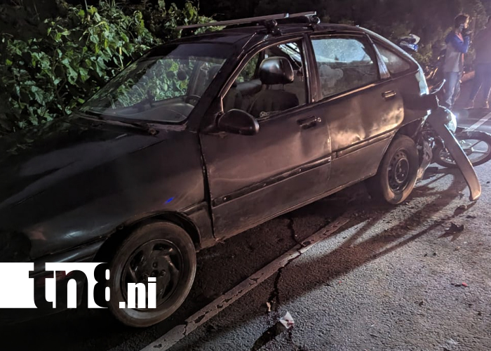 Foto: Motociclista ebrio choca contra auto estacionado en la Carretera Sur/TN8