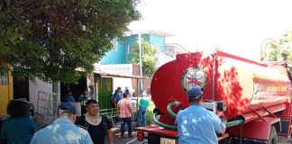 Foto: Bomberos Unidos controlan incendio en barrio Ducualí, Managua/ TN8