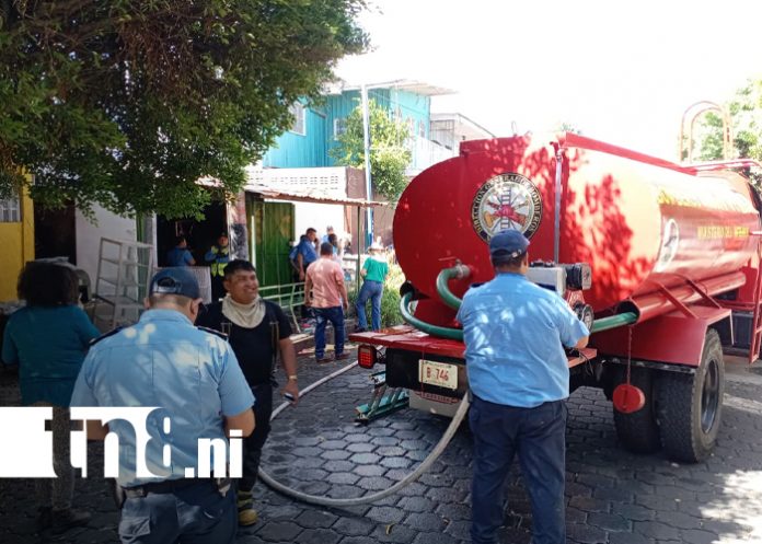 Foto: Bomberos Unidos controlan incendio en barrio Ducualí, Managua/ TN8