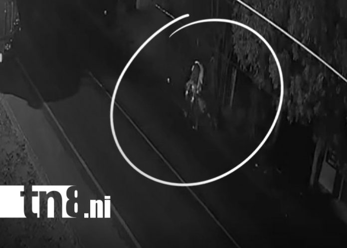 Foto: Pantasma: un padre desentierra a su hijo fallecido/TN8