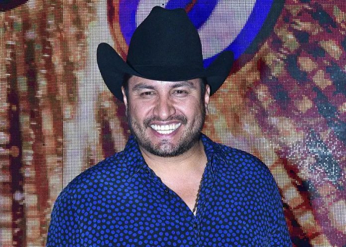 Foto: Julión Álvarez rompe celular de fan en pleno concierto y se hace viral/Cortesía