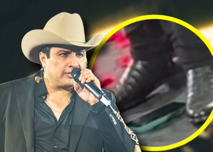 Foto: Julión Álvarez rompe un teléfono sin darse cuenta/Cortesía