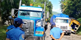 Foto: Bus impacta dos cabezales en La Ponzoña y deja dos pasajeras lesionadas en Río Blanco/TN8