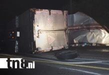 Camión vuelca en la temible Cucamonga y ocupantes resultan milagrosamente ilesos Foto: Camión vuelca en la temible Cucamonga y ocupantes resultan milagrosamente ilesos/TN8