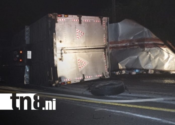 1 Foto: Camión vuelca en la temible Cucamonga y ocupantes resultan milagrosamente ilesos/TN8