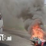 Moto se incendia tras choque con microbús en Rotonda La Virgen, Managua Foto: Accidente en Managua deja motocicleta en llamas /TN8
