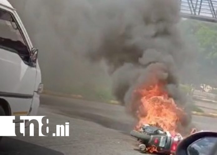 1 Foto: Accidente en Managua deja motocicleta en llamas /TN8