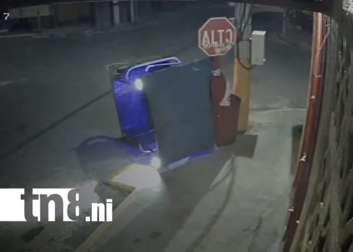 Foto: Moto-triciclo se vuelca en el barrio San Sebastián, en Managua, por exceso de velocidad/TN8