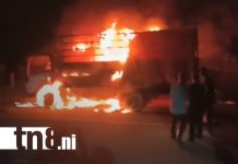 Niño muere atropellado, pobladores matan al conductor e incendian su camión en el Caribe Norte Foto: Niño muere atropellado y familia mata al conductor incendiando su camión en el Caribe Norte/TN8