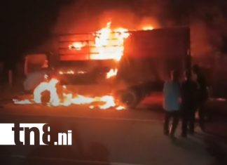 Niño muere atropellado, pobladores matan al conductor e incendian su camión en el Caribe Norte Foto: Niño muere atropellado y familia mata al conductor incendiando su camión en el Caribe Norte/TN8