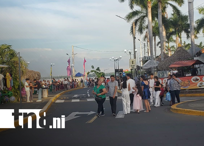 Foto: La avenida Bolívar y el puerto Salvador Allende se preparan para las fiestas de diciembre/TN8
