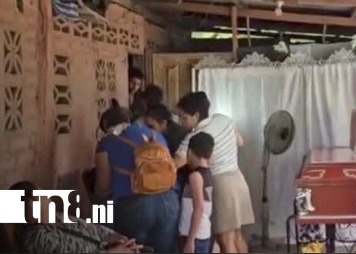 Foto: Rivas llora a hombre que falleció supervisando su propia boda/TN8