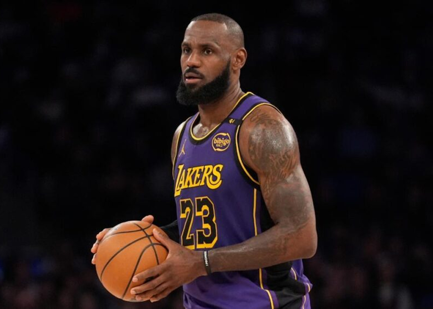Foto: LeBron James supera a Vince Carter /Cortesía