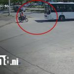 “Intersección de la muerte”: bus impacta a motociclista en el barrio Carlos Marx (VIDEO) Foto: “Intersección de la muerte”: bus impacta a motociclista en el barrio Carlos Marx (VIDEO) / TN8