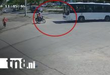 Foto: “Intersección de la muerte”: bus impacta a motociclista en el barrio Carlos Marx (VIDEO) / TN8
