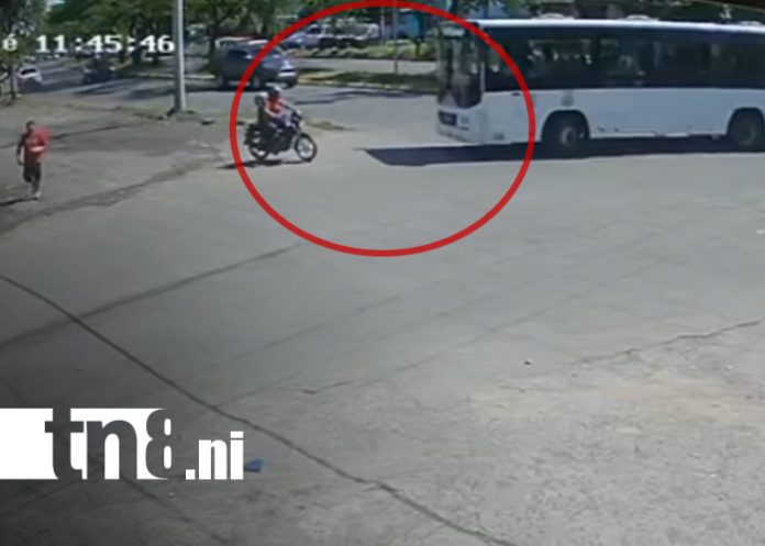 1 Foto: “Intersección de la muerte”: bus impacta a motociclista en el barrio Carlos Marx (VIDEO) / TN8