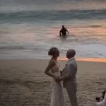 Foto: La boda perfecta… hasta que Batman salió del agua/Cortesía