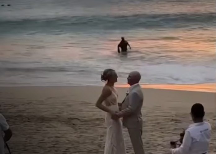 Foto: La boda perfecta… hasta que Batman salió del agua/Cortesía