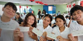 Foto: Bonos a bachilleres en Nicaragua /cortesía
