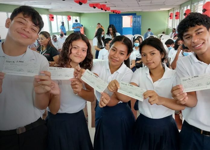 Foto: Bonos a bachilleres en Nicaragua /cortesía