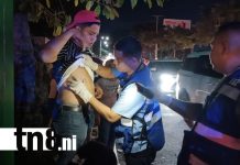 Motociclistas resultan lesionados tras ser impactados por un vehículo en Managua Foto: Motociclistas resultan lesionados tras ser impactados por un vehículo en Managua/TN8