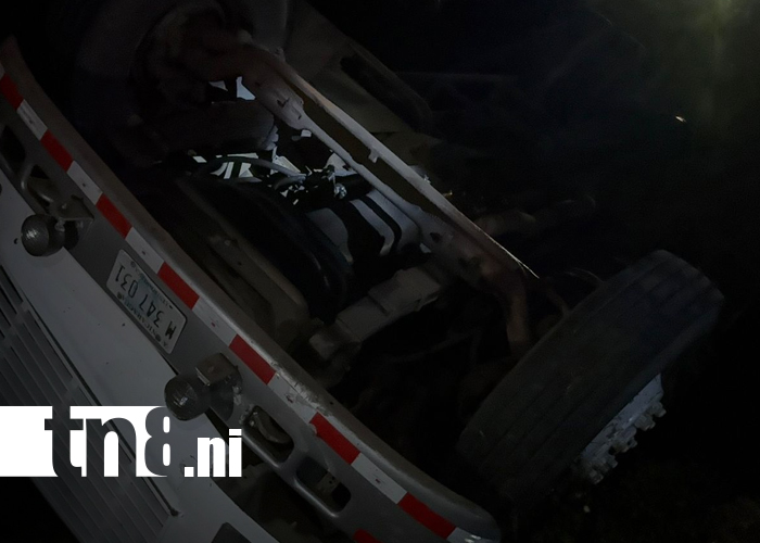 Foto: Volcamiento de camión cisterna en El Naranjito deja un conductor lesionado/TN8