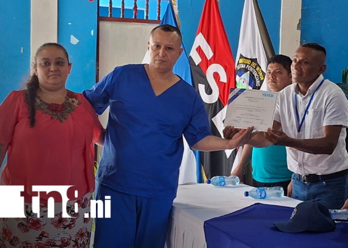 Foto: Internos del Sistema Penitenciario de Granada reciben diplomas de primaria/TN8