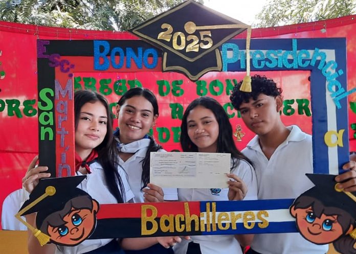 Foto: Nicaragua entrega más de 70 mil bonos presidenciales a bachilleres /Cortesía
