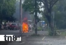 Foto: Bomberos Unidos controlan incendio de motocicleta en Managua/TN8