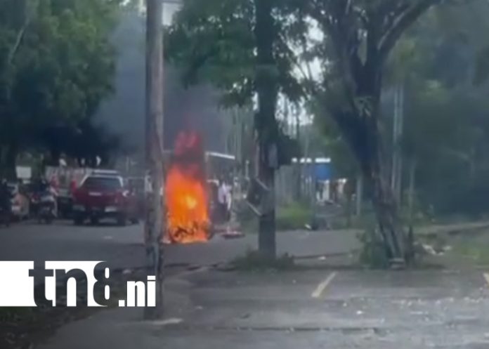Foto: Bomberos Unidos controlan incendio de motocicleta en Managua/TN8 Foto: Bomberos Unidos controlan incendio de motocicleta en Managua/TN8
