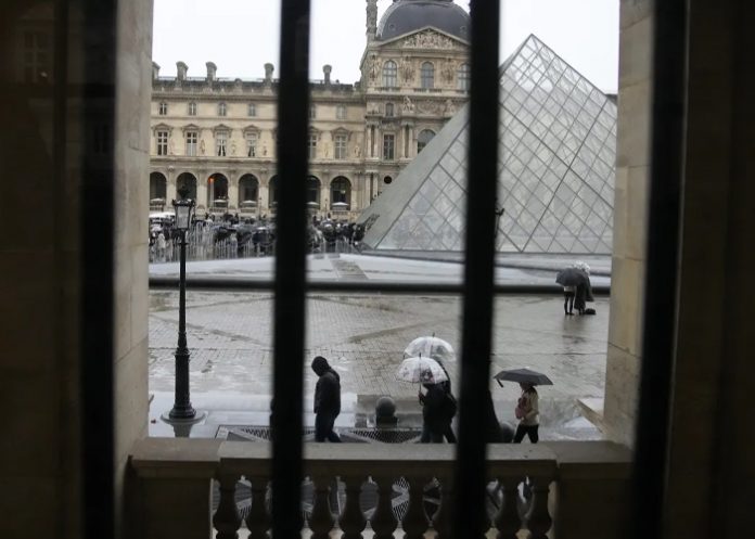 Foto: Cuatro sospechosos más caen por el golpe al Louvre/Cortesía