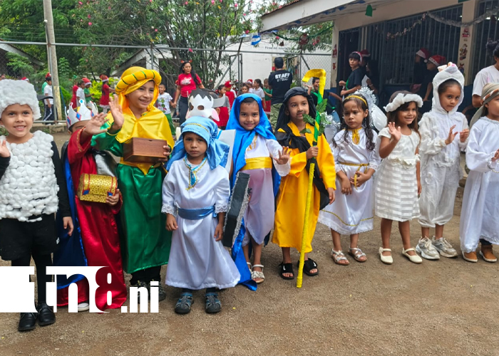 Foto: Niños del Colegio Bella Cruz dan la bienvenida a la Navidad /TN8