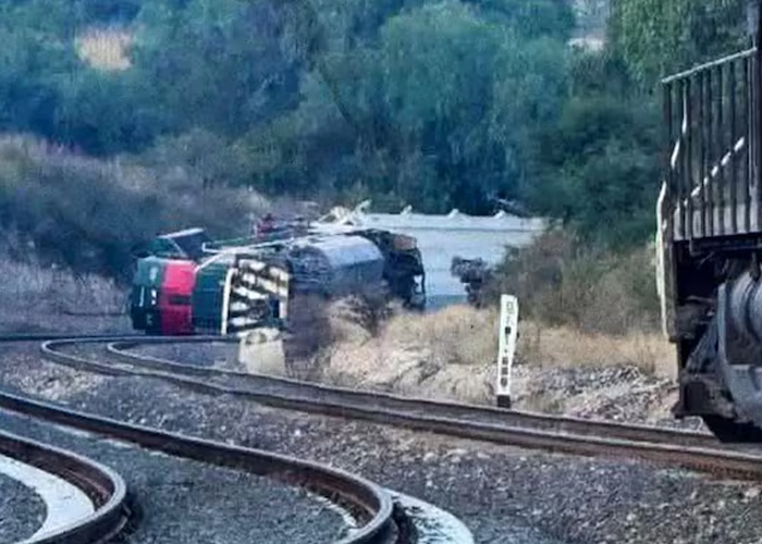 Foto: Pánico en México: tren cargado de alcohol descarrila y explota / Cortesía
