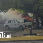 ¡Alerta en Plaza España! Camioneta se consume en llamas frente a un banco Foto: ¡Alerta en Plaza España! Camioneta se consume en llamas/TN8