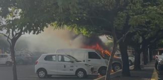 Foto: ¡Alerta en Plaza España! Camioneta se consume en llamas/TN8