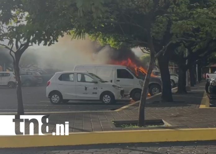 Foto: ¡Alerta en Plaza España! Camioneta se consume en llamas/TN8
