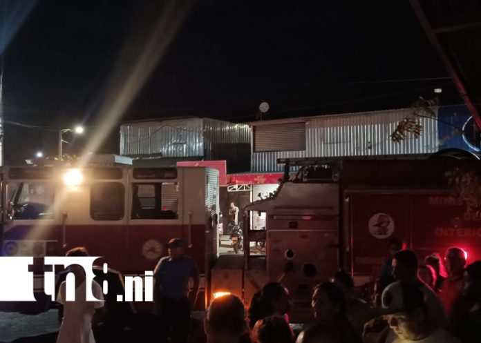 Foto: Incendio en Ciudad Sandino destruye cuatro tramos del Mercadito/TN8