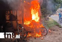 Moto queda reducida a cenizas en un taller de mecánica en San Ramón, Matagalpa Foto: Moto queda reducida a cenizas en un taller de mecánica en San Ramón, Matagalpa/TN8