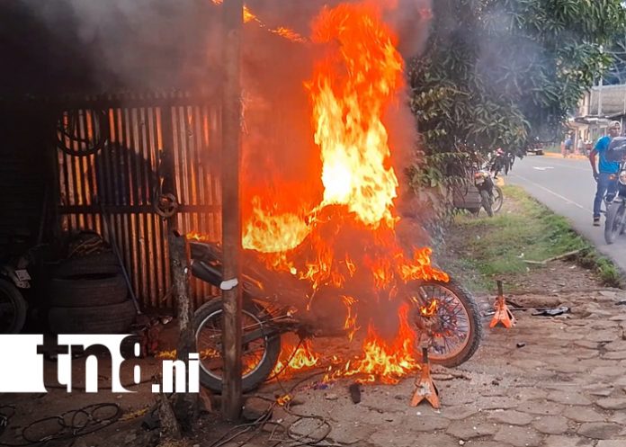 Foto: Moto queda reducida a cenizas en un taller de mecánica en San Ramón, Matagalpa/TN8