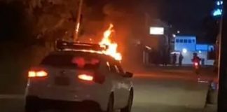Foto: Taxi en llamas moviliza a bomberos en Bilwi /TN8